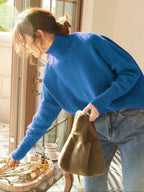 Damenpullover mit hohem Kragen aus locker gestricktem Material