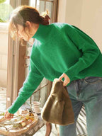 Damenpullover mit hohem Kragen aus locker gestricktem Material