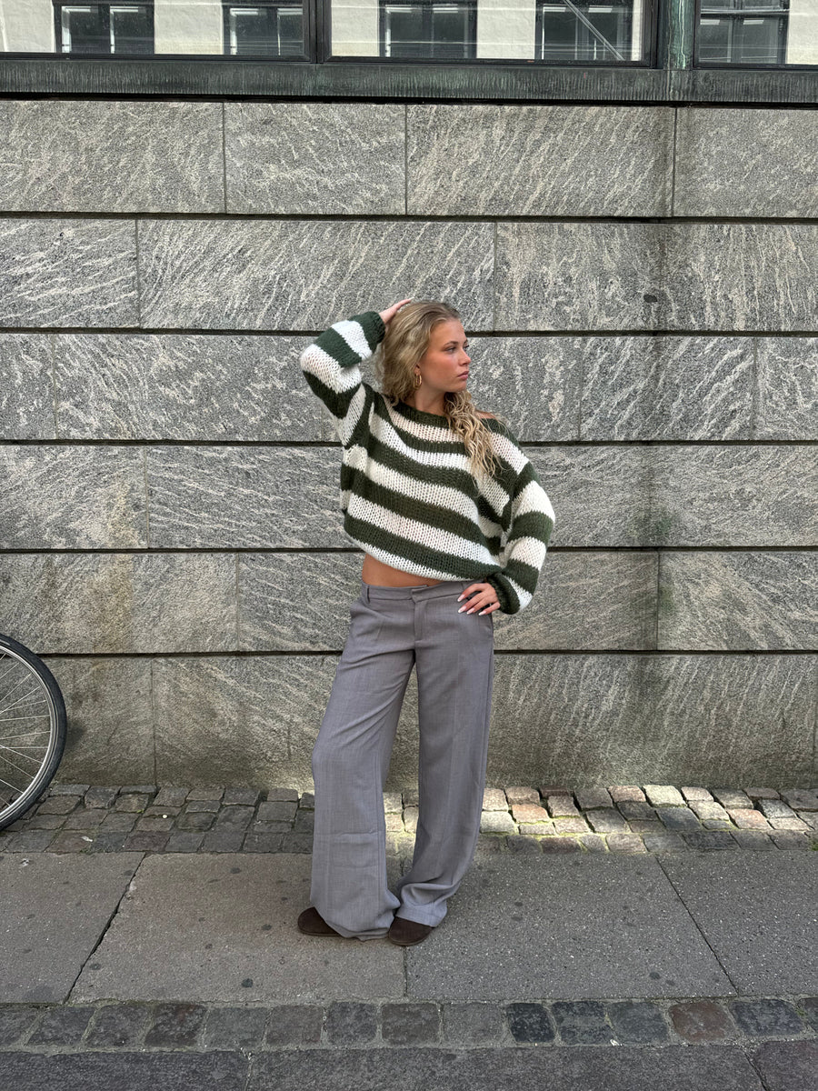 Stilvolle gestrickte Pullover mit trendigen Streifen für einen modischen Look