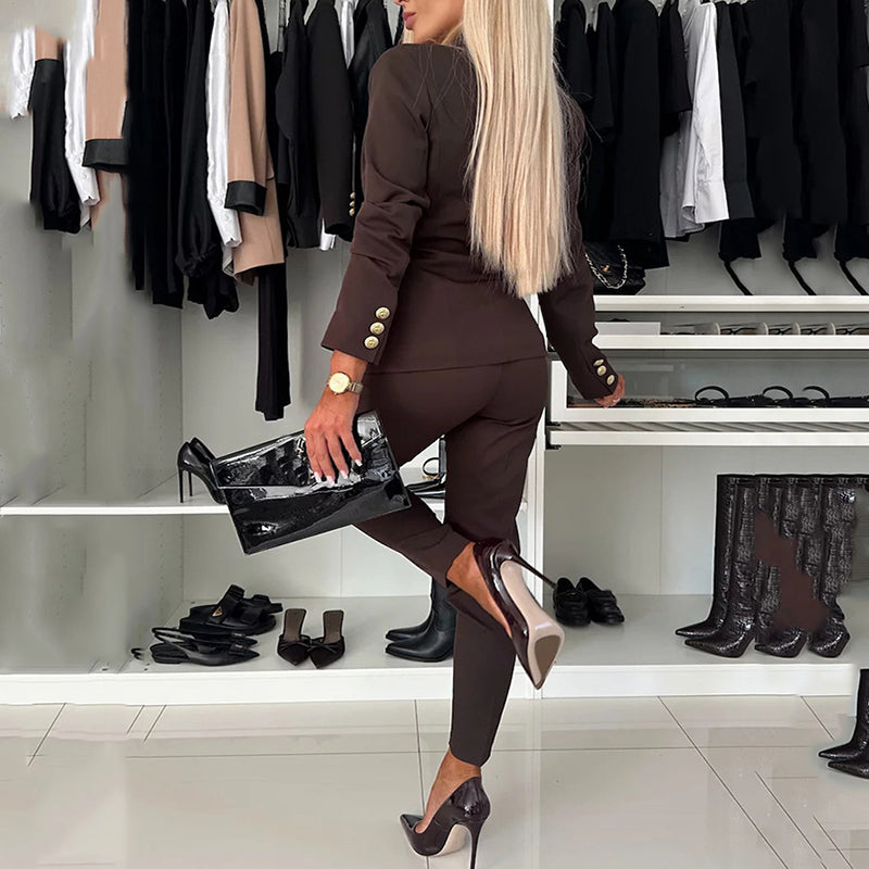 Damenanzug mit Doppelreiher und schmaler Hose